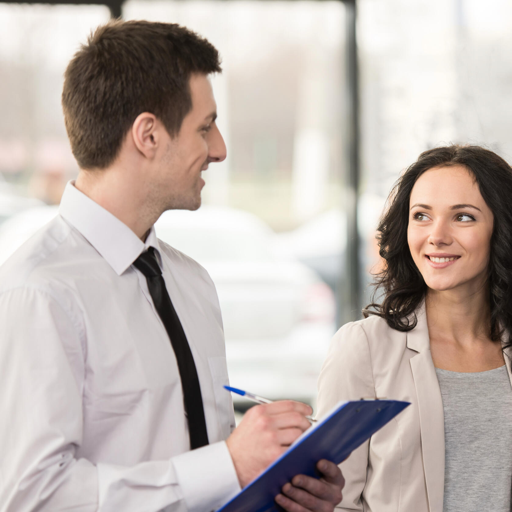 Faires Provisionsmodell – Halten Sie Top-Serviceberater langfristig Team von Serviceberatern im Autohaus, motiviert durch leistungsstarke Provision, reduziert Fluktuation und sichert Mehrerlöse.